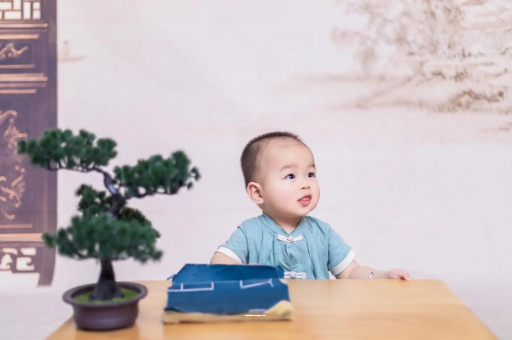 湖南宝宝眼睛突然肿了